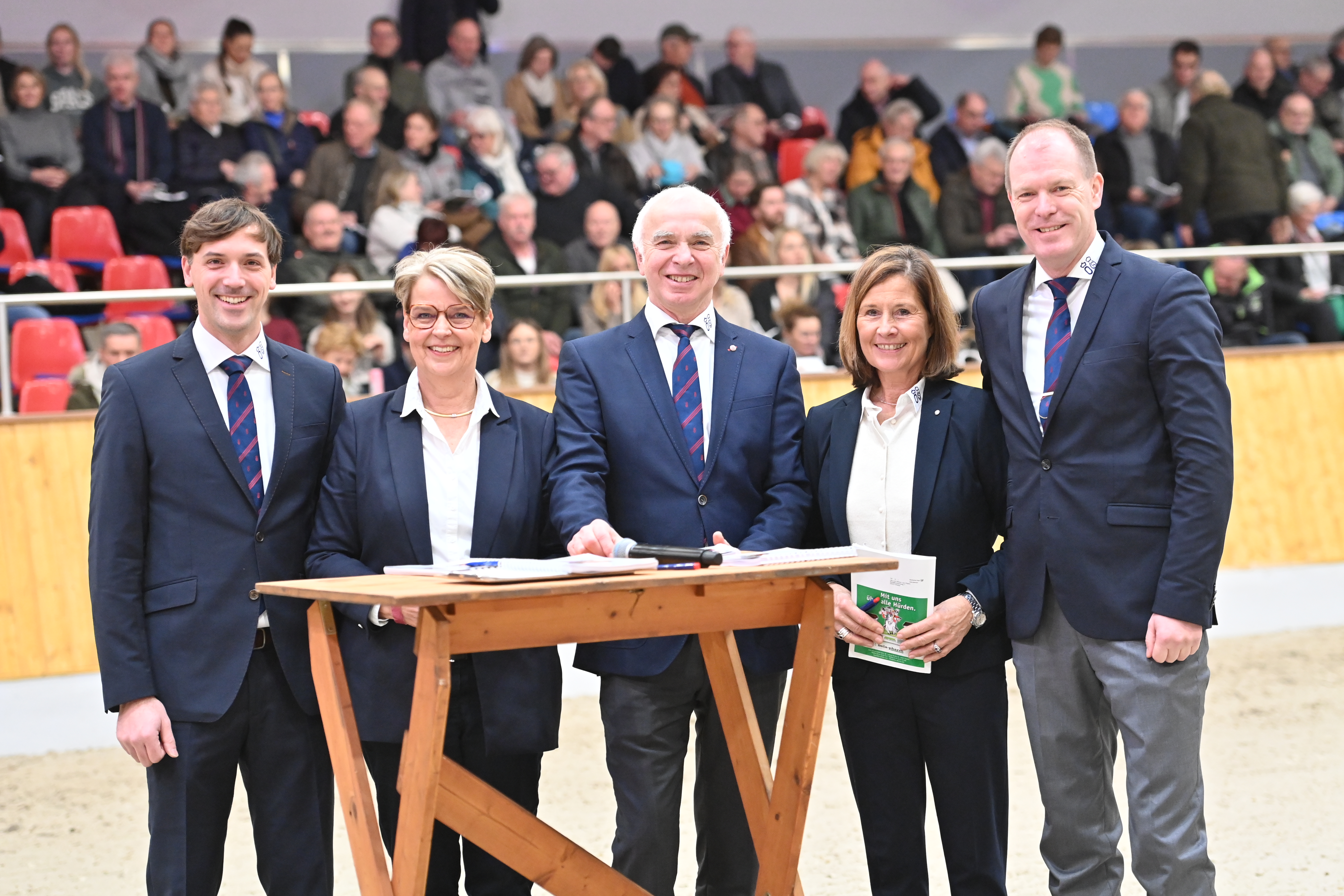 Mitglieder der Körkomission des Verbands der Züchter des Oldenburger Pferdes e.V.