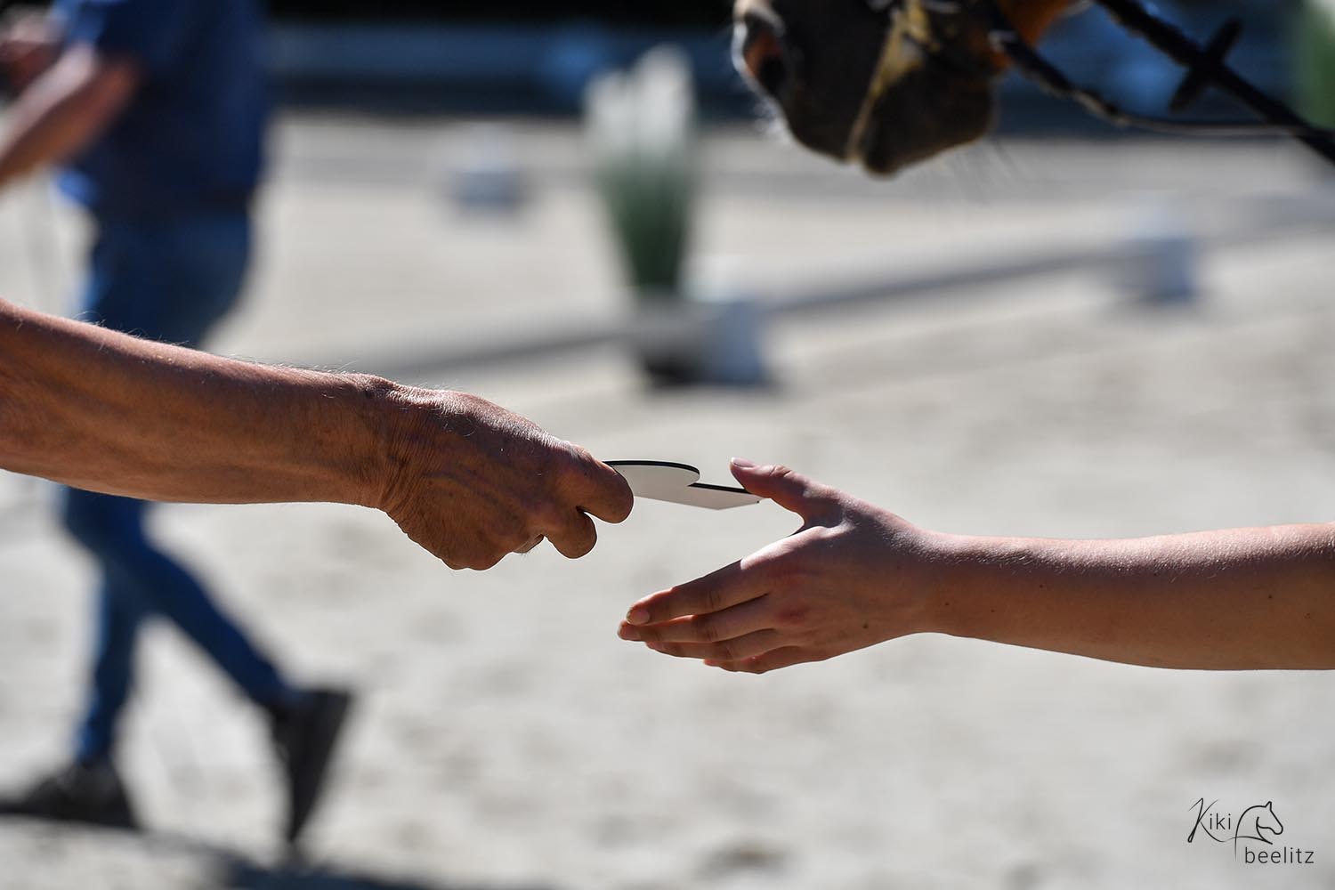 Es wird ein Objekt von einer in eine andere Hand übergeben